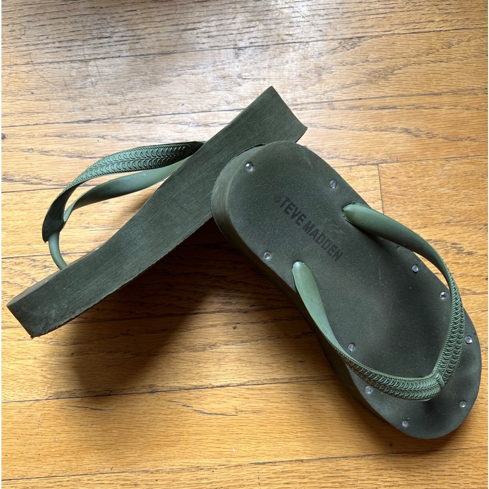 Sandals/Flip Flops - Picture 2 of 3